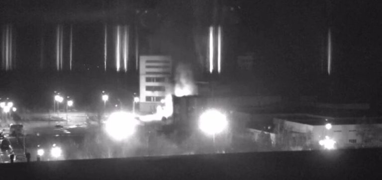 Guerra Ucraina: i russi bombardano la centrale nucleare VIDEO