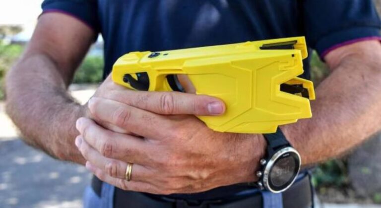 In arrivo taser forze dell’ordine anche a Palermo, Gelarda: “Più sicurezza in città”