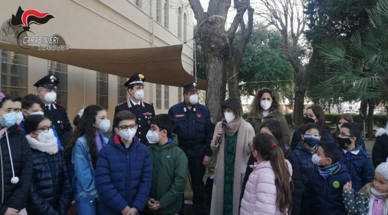 Carabinieri forestali nelle scuole di Palermo: consegnate le talee dell’albero, nasce il bosco diffuso