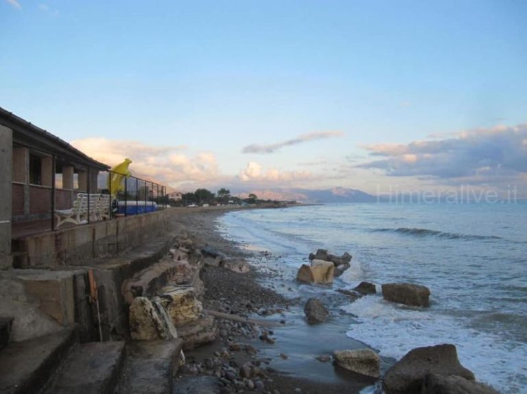 Erosione costiera, al via il recupero della spiaggia di Campofelice di Roccella