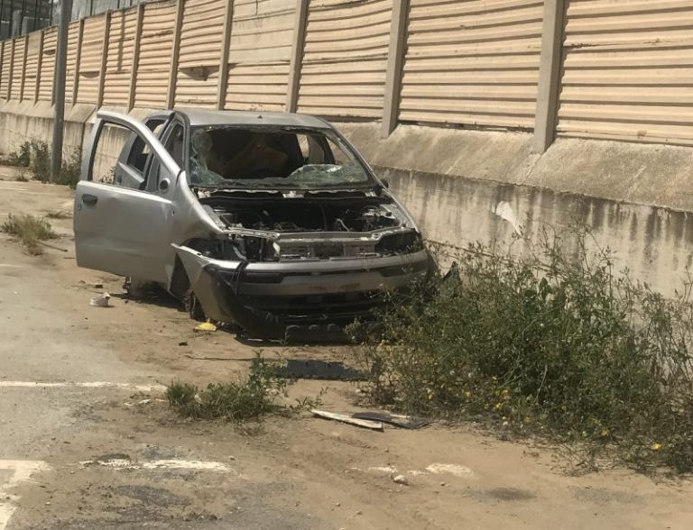 Termini Imerese: carcassa d’auto nel parcheggio dei pendolari del piazzale Crisone