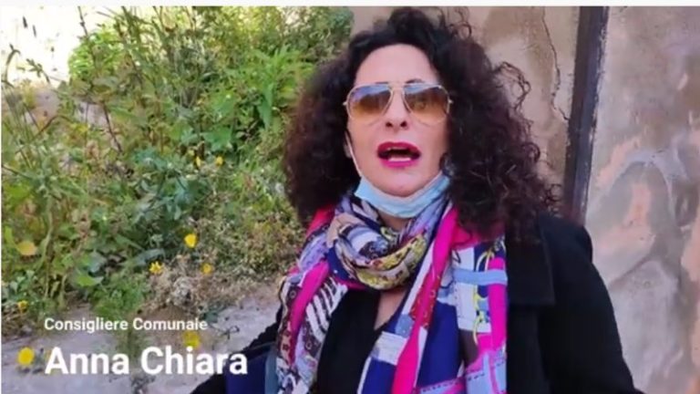 Termini Imerese, fogna a cielo aperto nel quartiere: la protesta del consigliere Anna Chiara protesta VIDEO