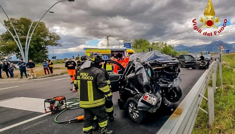 Tragico incidente stradale: due palermitani muoiono in Calabria Statale 106 Jonica