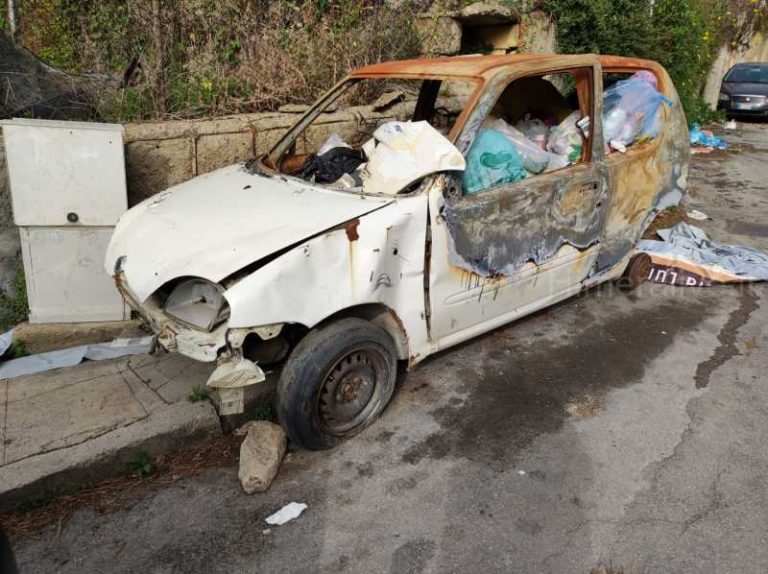 Termini Imerese, la segnalazione dei lettori: “Dopo numerosi appelli l’auto ricolma di rifiuti è ancora ai Cavallacci” FOTO