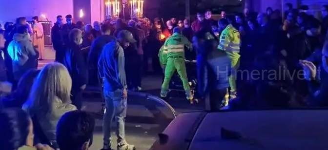 Tragedia sfiorata: palo crolla durante la processione FOTO