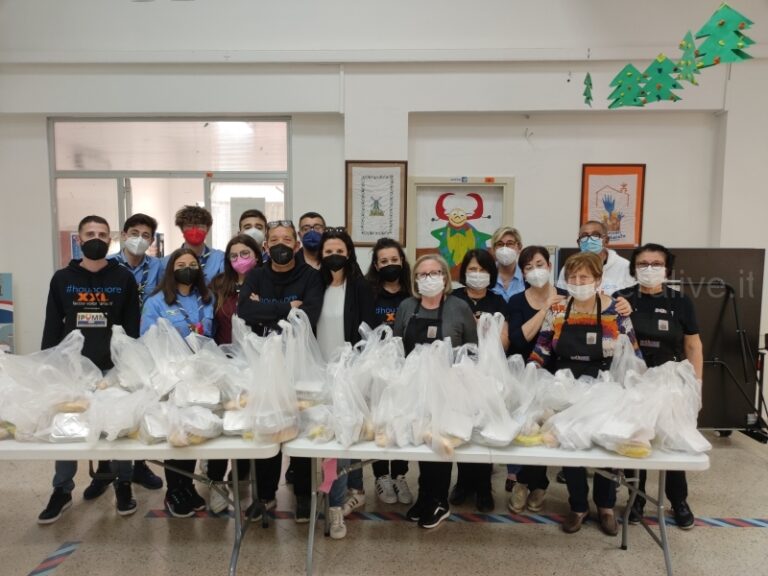 Ipumm Termini Imerese: 150 pasti da asporto offerti da Matteo Palmisano VIDEO E FOTO