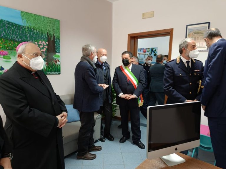 Il vescovo Marciante all’inaugurazione della Stanza di Persefone nel commissariato di Polizia di Cefalù