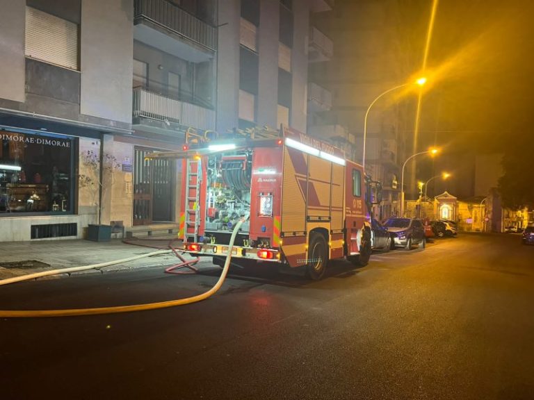 Paura nella notte a Termini Imerese: appartamento in fiamme in via Garibaldi, residenti per strada VIDEO E FOTO