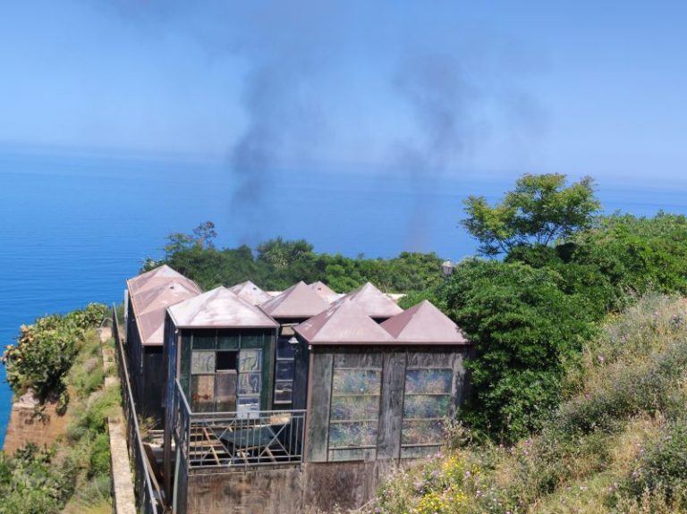 Vasto incendio al Belvedere all’interno del riparo del castello, fumo e cattivo odore a Termini alta LE FOTO