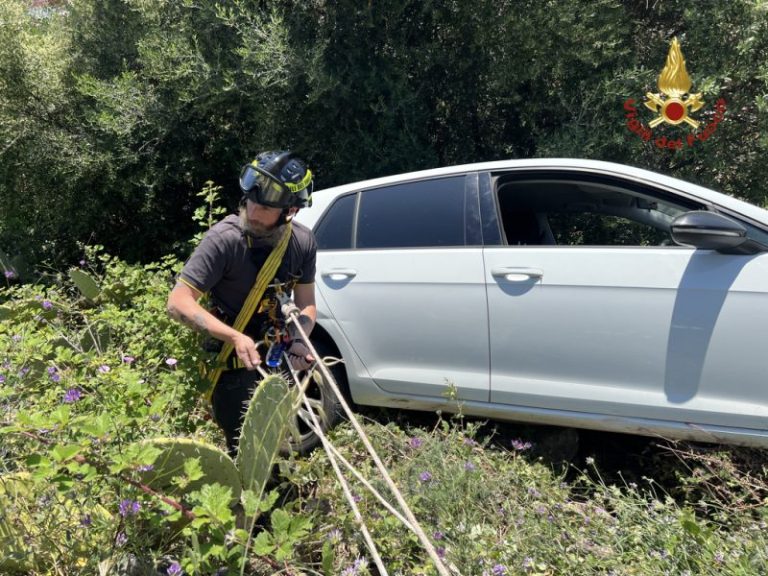 Momenti di paura in provincia di Palermo: donna cade in una scarpata con l’auto, salvata dai vigili del fuoco VIDEO