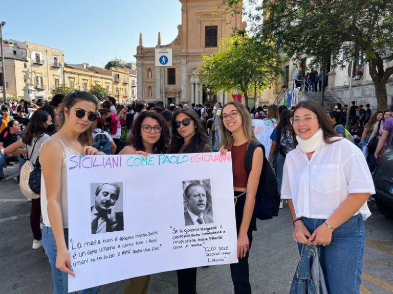 Strage di Capaci: gli studenti delle scuole di Termini Imerese in piazza Duomo per ricordare Falcone e le vittime della mafia FOTO