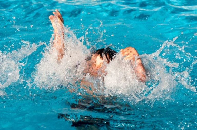 Grave incidente: bambino di 3 anni cade in una piscina mentre giocava in giardino