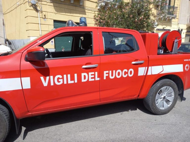 Crolla solaio di una casa: due persone sotto le macerie a Palermo