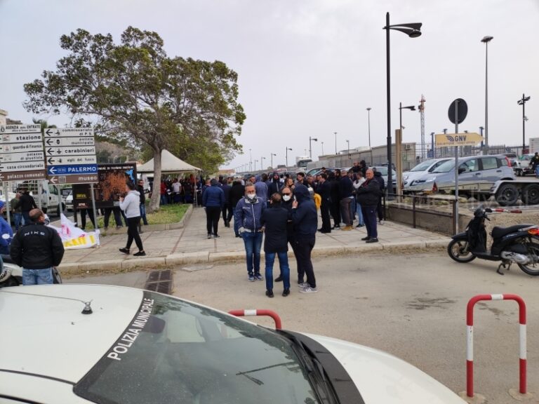 Termini Imerese: salta il mercatino del venerdì, la protesta degli ambulanti VIDEO E FOTO