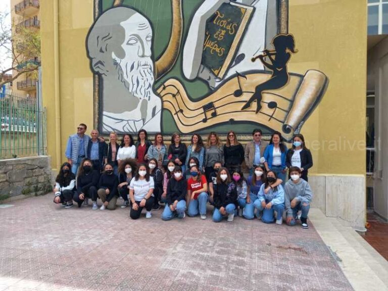 Un murales all’istituto comprensivo “Tisia d’Imera”: l’omaggio a Stesicoro degli studenti con la guida dei “Pittamuri” VIDEO e FOTO