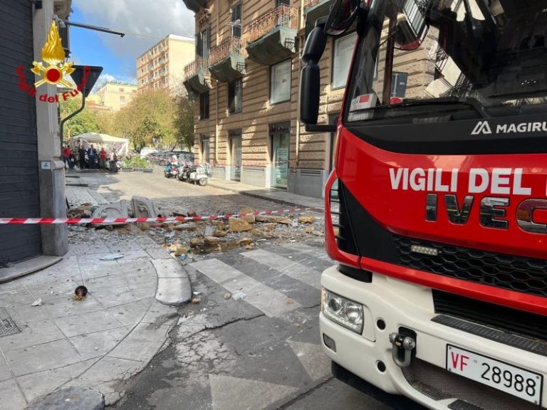 Paura in centro storico a Palermo: crollano i balconi di un palazzo FOTO