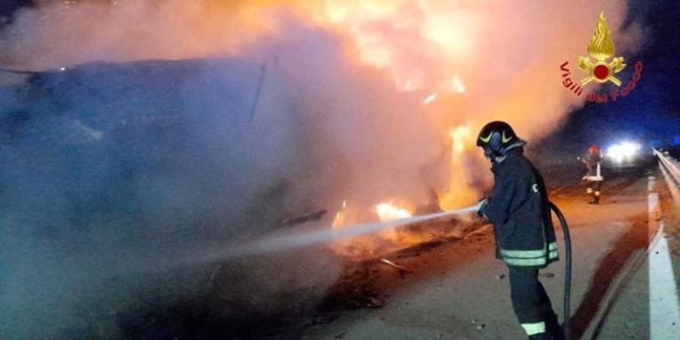 Paura nella notte in autostrada: tir in fiamme sulla A19, sul posto i vigili del fuoco