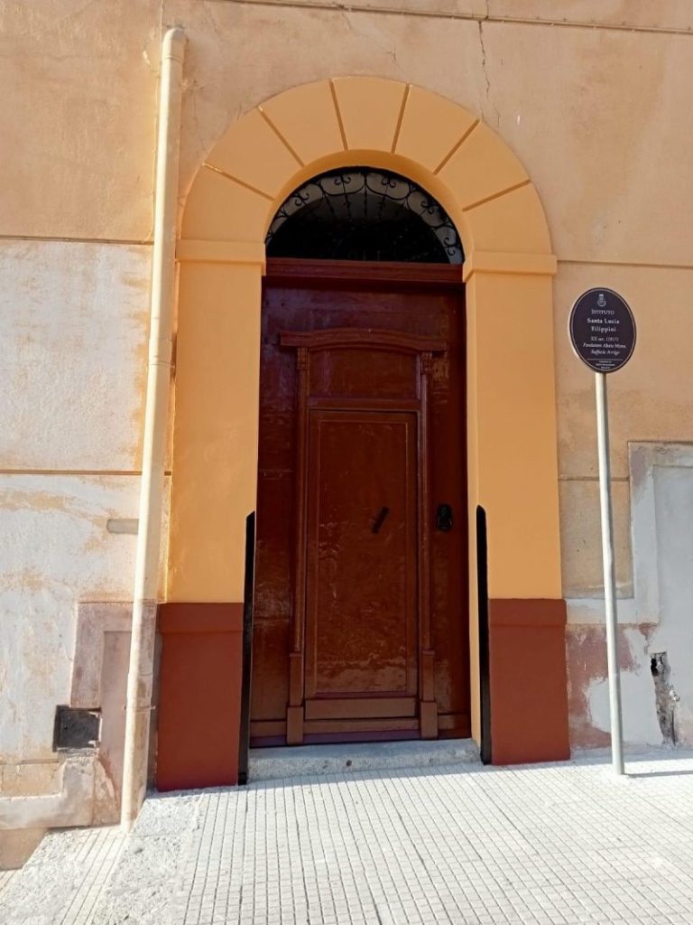 Montemaggiore Belsito: restaurato il portone dell’istituto parrocchiale con le offerte dei ragazzi di prima comunione e cresima