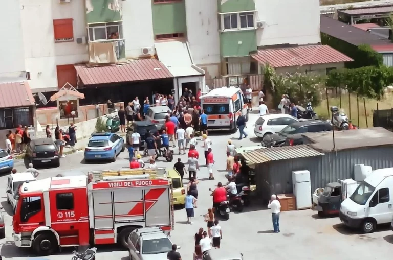 Crolla ascensore dal quinto piano di un condominio, gravi tre persone