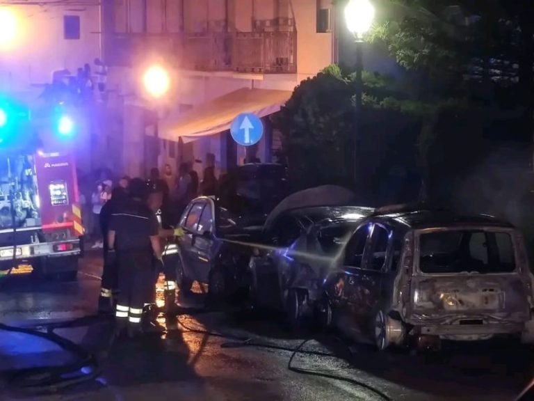 Caccamo: auto in fiamme nella notte, sul posto i vigili del fuoco FOTO E VIDEO