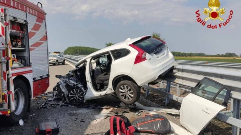 Auto contromano in autostrada: due morti e tre feriti, di cui un piccolo di soli quattro anni