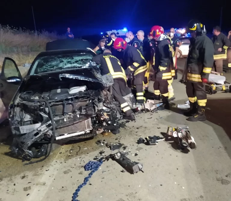 Grave incidente sulla Palermo-Sciacca: tre feriti gravi, pompieri sul posto per estrarli dalle lamiere