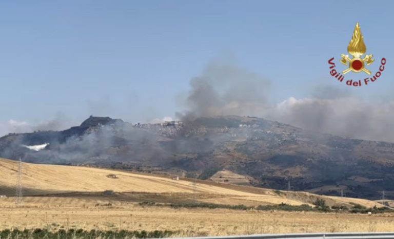 Vasto incendio sulla SS 121: intervengono i vigili del fuoco, necessario intervento canadair VIDEO