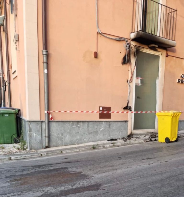 Momenti di paura in via Inguaggiato: scoppia contatore a noto ristorante Sushi, sul posto vigili del fuoco