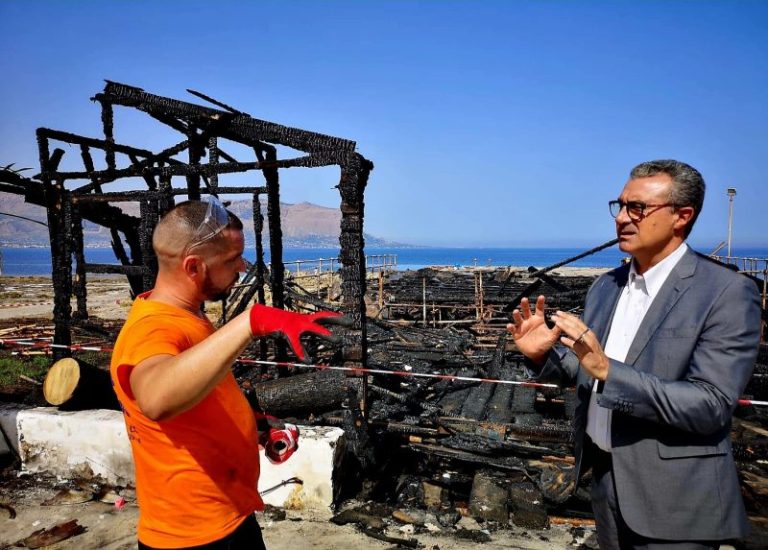 Isola delle Femmine: dopo incendio doloso avviata demolizione di struttura abusiva