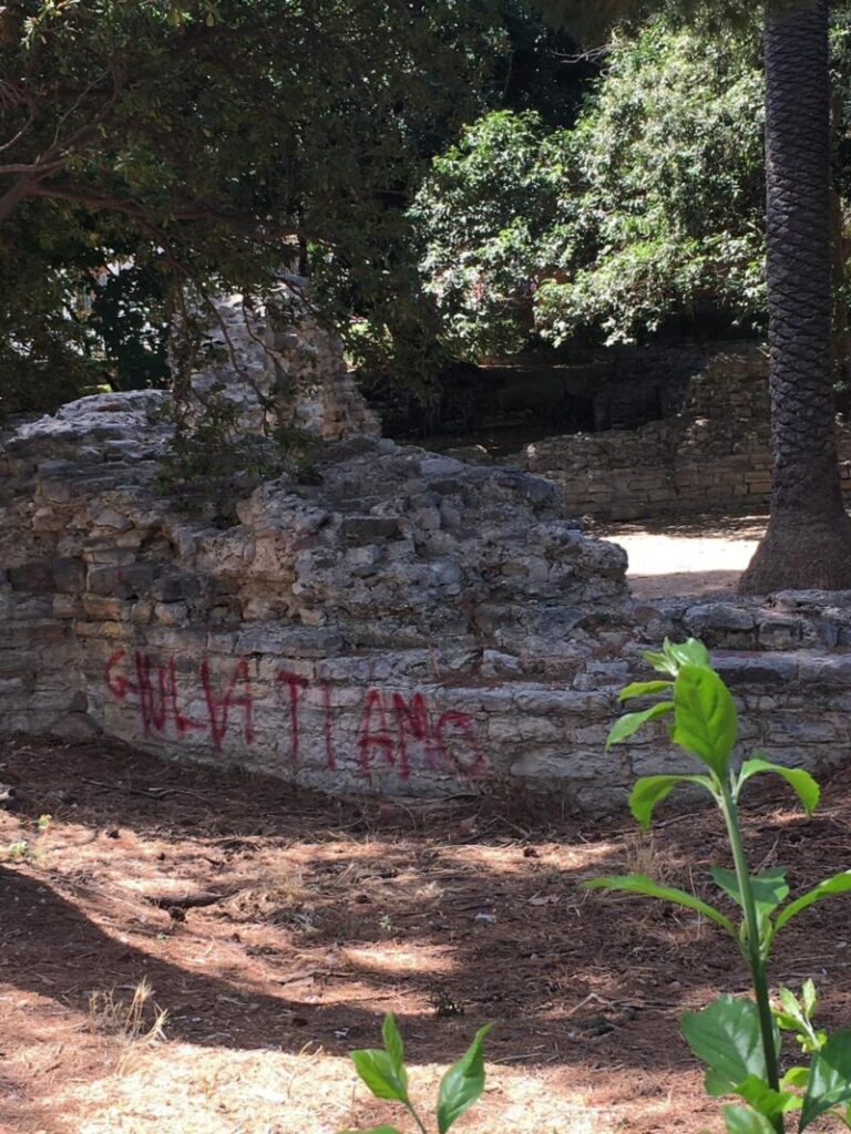 Atti vandalici nella villa Palmeri di Termini Imerese: imbrattati i resti dell’antica Curia Romana