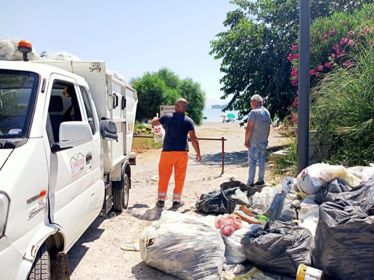 Ostruito dall’immondizia l’ingresso alla spiaggia della Tonnara: interviene la Polizia Municipale