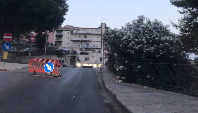 Termini Imerese: disagi alla viabilità per una buca transennata in via Himera FOTO