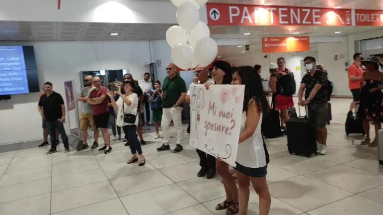 Romantica proposta di matrimonio in aeroporto a Palermo: “Mi vuoi sposare” IL VIDEO