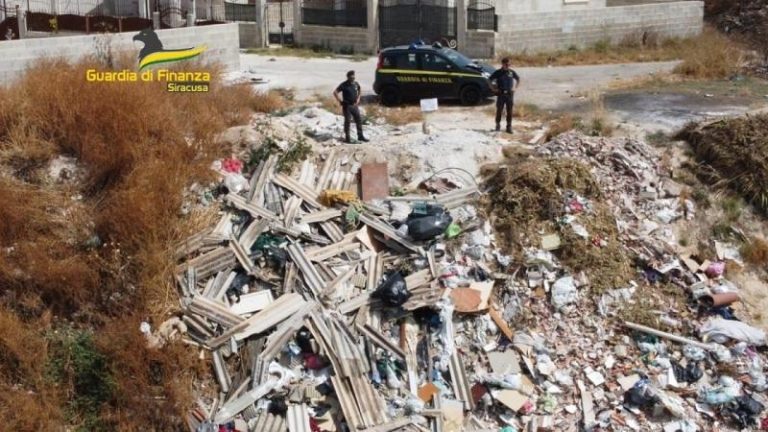 Sequestrata discarica abusiva nei pressi del fiume Asinaro, conteneva anche amianto FOTO