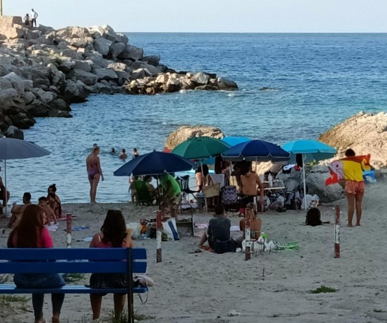 Isola delle Femmine, si riaccende la questione strisce blu: turisti e residenti confusi su come pagare le soste