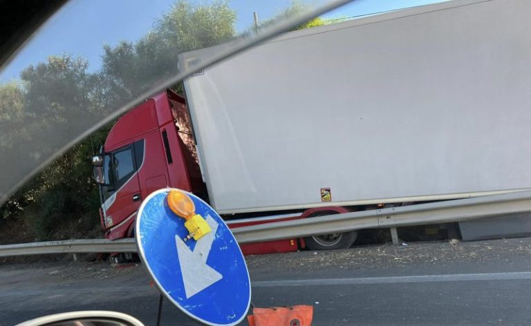 Traffico rallentato sulla A19 tra Trabia e Altavilla Milicia: tir fuori dalla carreggiata