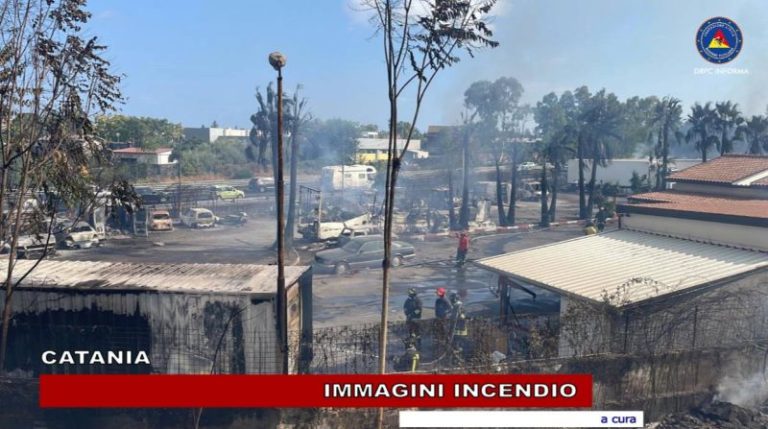 Le immagini dell’incendio di San Gregorio a Catania: distrutti rimorchi e autocarri VIDEO