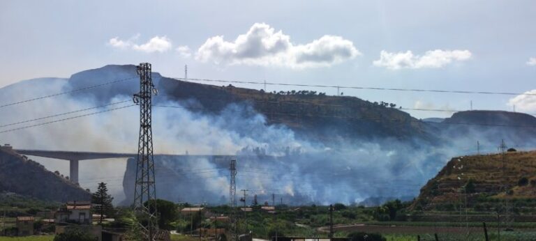 Termini Imerese: vasto incendio divampa in contrada Bragone, chiusa A19 FOTO