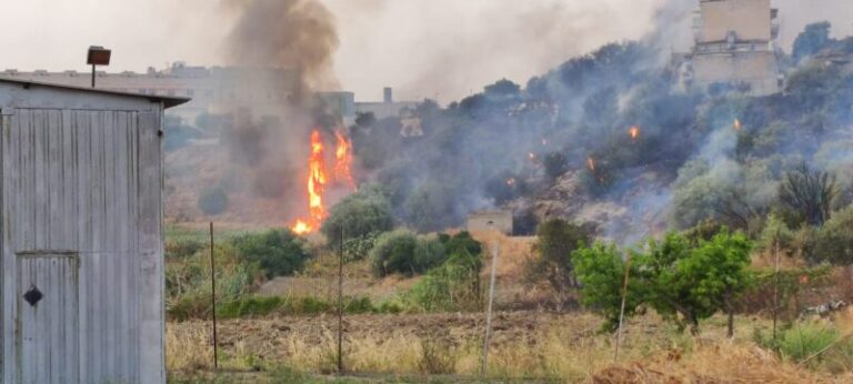 Inferno di fuoco nel quartiere Bevuto di Termini Imerese: incendio lambisce officina, auto in fiamme FOTO E VIDEO