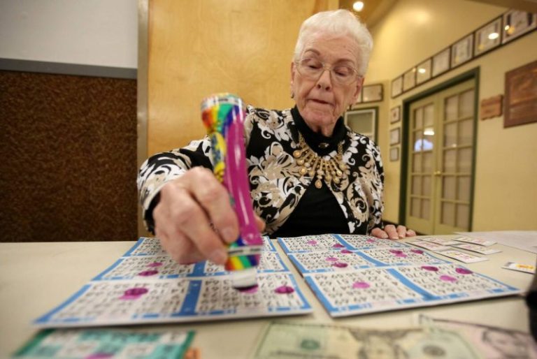 Nonna lascia il nipotino di otto anni in auto e va a giocare a Bingo