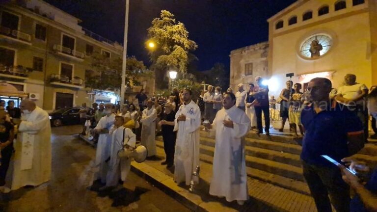 La processione della Madonna Assunta dei Cappuccini passa dalla chiesa di Sant’Antonio di Padova FOTO E VIDEO