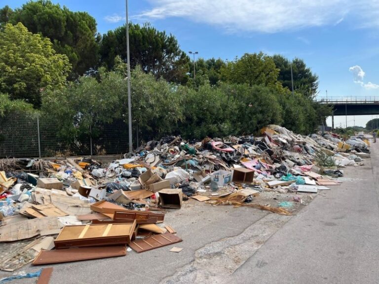 Palermo, discarica abusiva vicino al ponte di via Conte Federico FOTO