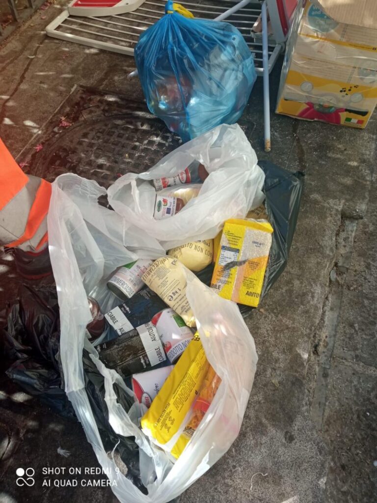 Termini Imerese: cibo abbandonato nel centro storico della città