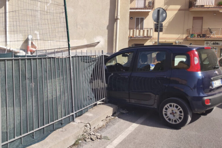 Termini Imerese: perde il controllo dell’auto e finisce in una casa in via Ferruccio Parri FOTO