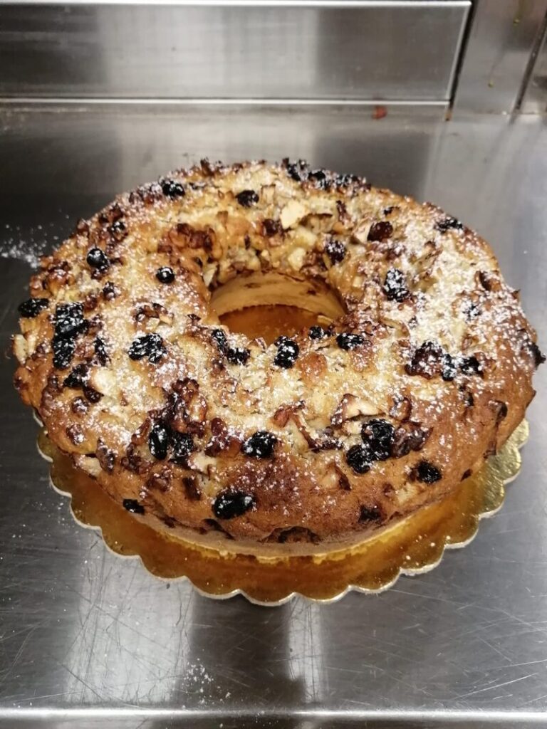 Le ricette di Himera Live: ciambella con noci e mele