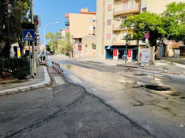 Termini Imerese: ancora una grossa perdita d’acqua in via Falcone e Borsellino FOTO