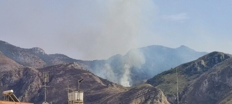 Termini Imerese: continua a bruciare il monte San Calogero FOTO