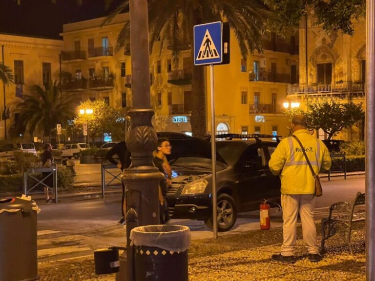 Termini Imerese: auto in fiamme in piazza Duomo FOTO