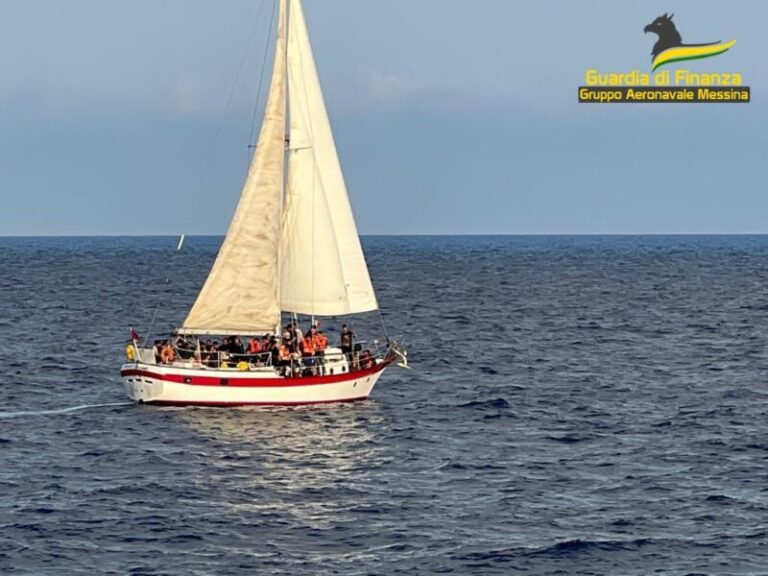 Barca a vela con 69 migranti intercettata al largo di Siracusa