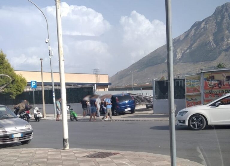 Termini Imerese, incidente in via Vespucci: auto perde il controllo FOTO